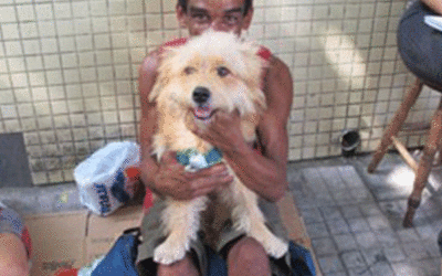 Morador de rua recusa proposta de R$ 2 mil por cão: “Não vendo por nada”